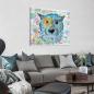 Preview: Das Bild von Anton hängt an einer Wand. Davor steht ein großes graues Sofa mit vielen blauen und grauen Kissen