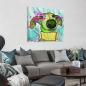 Preview: Das Bild von Sienna hängt an einer Wand. Davor steht ein großes graues Sofa mit vielen grauen und türkisen Sofkissen
