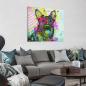 Preview: Das Bild von Bootsmann hängt an einer Wand im Wohnzimmer. Davor steht ein großes graues Sofa mit vielen grauen und petrol-farbenen Kissen. Davor steht ein brauner runder Couchtisch