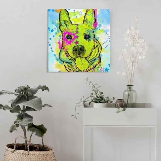 Preview: Bild "Amy 3" Preview: Das Bild von Amy hänt an einer Wand im Flur. Davor steht ein Sideboard mit einer weißen Blume in einer Vase und einer kleinen grünen Topfpflanze. Links davon steht eine grüne Topfpflanze in einem Korbübertopf