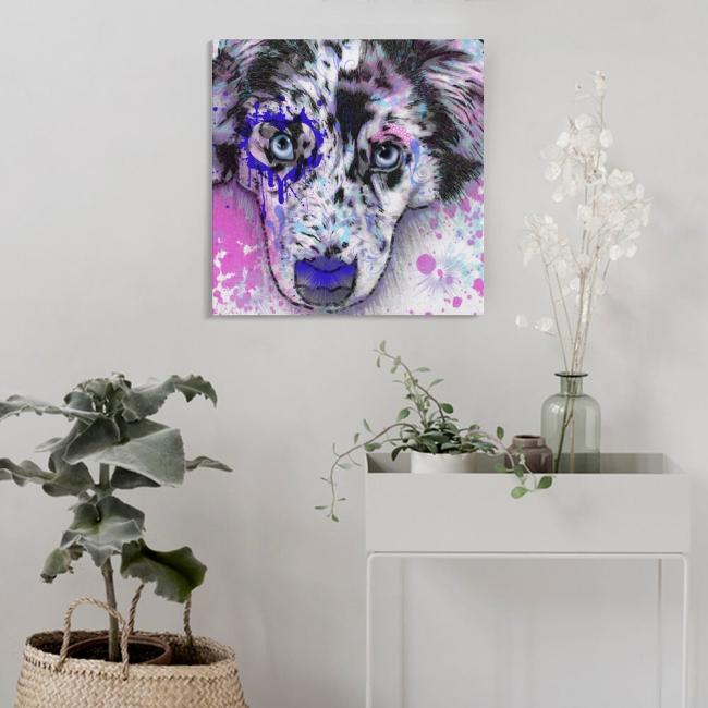 Bild von Aussie hängt an der Wand, davor steht eine Pflanze und ein Sideboard