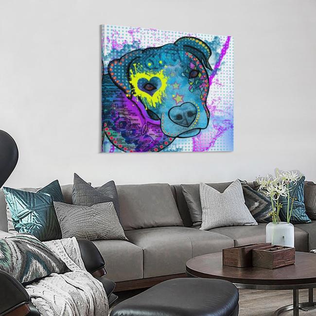 Preview: Das Bild von Boogie hängt an einer Wand. Davor steht ein graues Sofa mit vielen grauen und blauen Kissen. Davor steht ein runder Couchtisch
