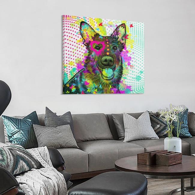 Das Bild von Bootsmann hängt an einer Wand im Wohnzimmer. Davor steht ein großes graues Sofa mit vielen grauen und petrol-farbenen Kissen. Davor steht ein brauner runder Couchtisch