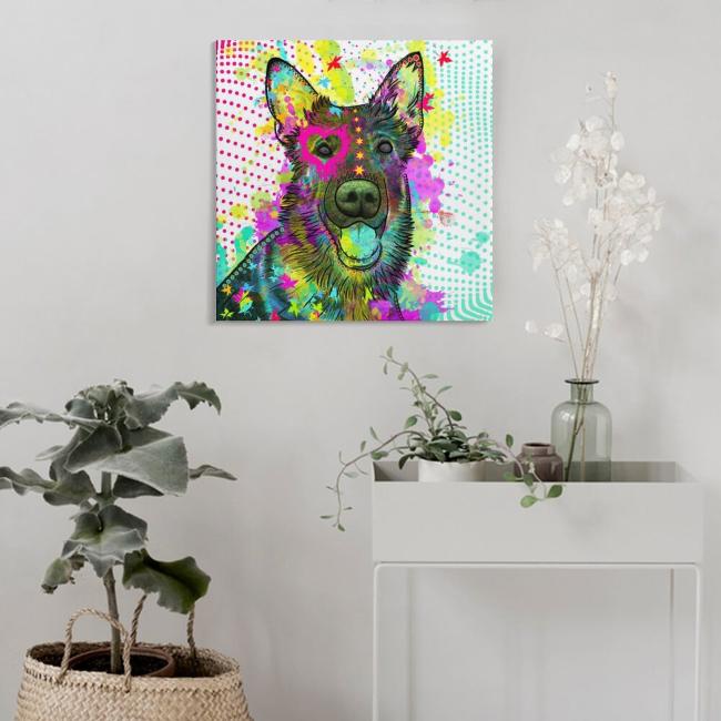 DasBild von Bootsmann hängt in einem Flur an der Wand. Rechts davor steht ein weißes Sideboard mit einer Vase mit einer weißen Blume und einer grünen Pflanze. Links daneben steht eine güne Pflanze auf dem Boden in einem Korb-Übertopf