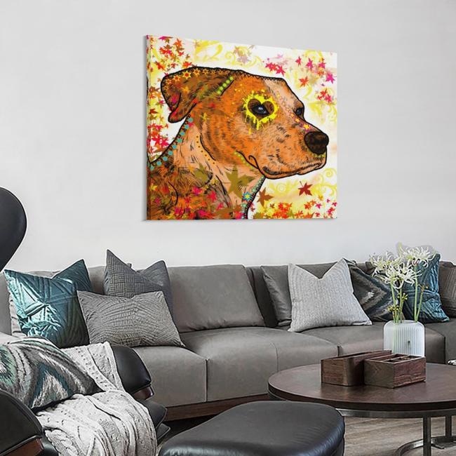 Preview: Bild "Bumsi" Preview: Das Bild von Bussi hängt in einem Wohnzimmer an der Wand. Davor steht ein großes graues Sofa mit viel grauen und petrol-farbenen Kissen. Im Vordergrund steht ein runder, brauner Couchtisch. Darauf steht eine Vase mit einer weißen Blume. Links ist ein Sess