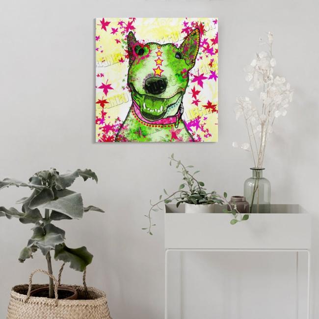 Das BIdl von Bärbel hängt an einer Wand im Flur. Rechts davor steht ein Sideboard mit einer Vase mit weißer Blume und eine kleine grüne Pflanze. Links im Bild steht eine grüne Pflanze in einem Korb-Übertopf