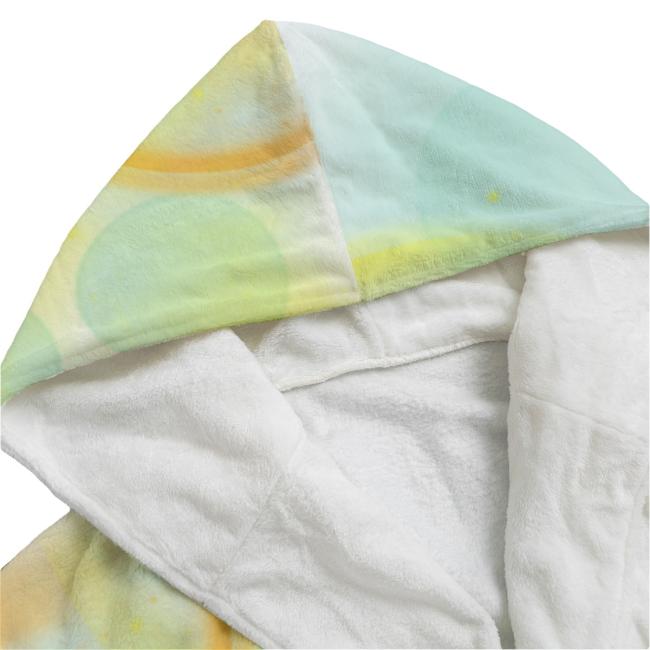 Entdecke deinen neuen Lieblings-Bademantel! Mit dem bunten Hundemotiv Kiki, super softem Flanell und einer gemütlichen Kapuze bist du nach dem Schwimmen, Baden oder Saunagang perfekt eingekuschelt. Stylisch, bequem und einfach zum Verlieben – gönn dir den