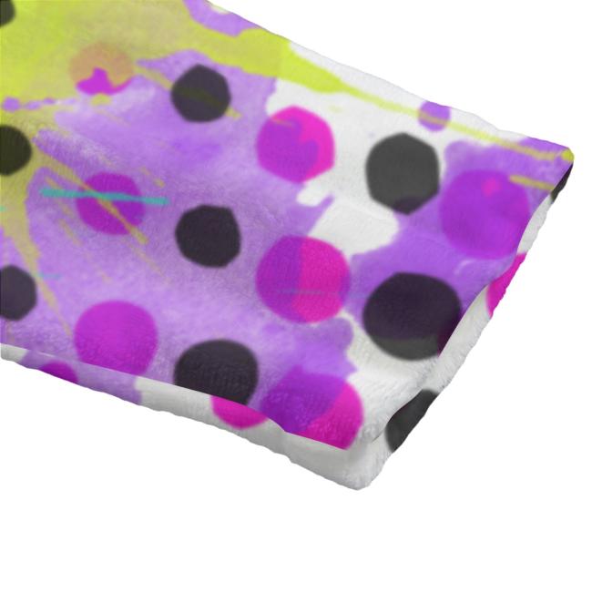 Entdecke deinen neuen Lieblings-Bademantel! Mit dem bunten Hundemotiv Mäusi, super softem Flanell und einer gemütlichen Kapuze bist du nach dem Schwimmen, Baden oder Saunagang perfekt eingekuschelt. Stylisch, bequem und einfach zum Verlieben – gönn dir de