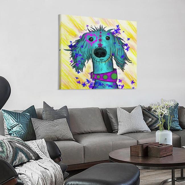 Bild von Hund Toosie. Das Bild hängt an einer Wand davor steht ein großes graues Sofa mit vielen grauen und türkisen Sofakissen