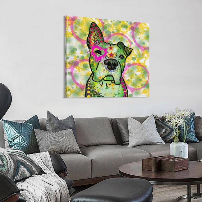Bild von dem Hund Tyson. Es hängt an einer Wand, davor steht ein großes graues Sofa mit vielen grauen und türkisen Kissen