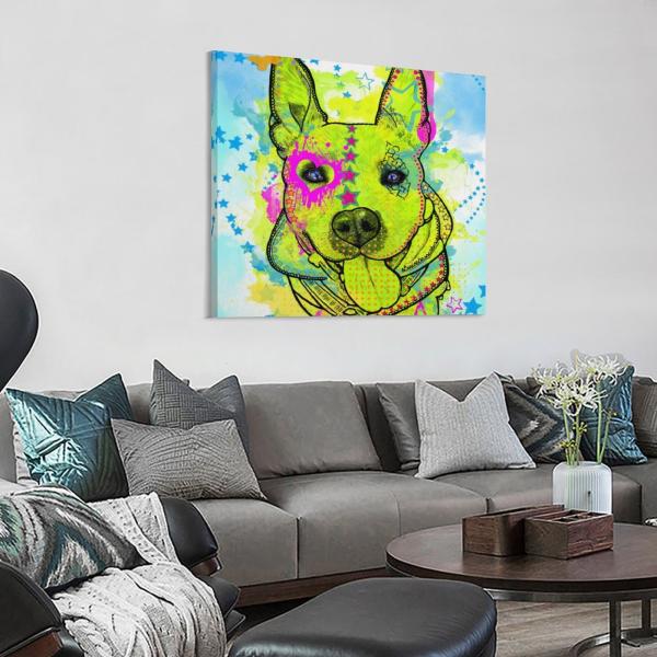 Das Bild Amy 3 hängt im Wohnzimmer an der Wand. Davor steht ein großes graues Sofa mit vielen grauen und petrolfarbenen Kissen. Ein brauner runder Couchtisch steht im Vordergrund