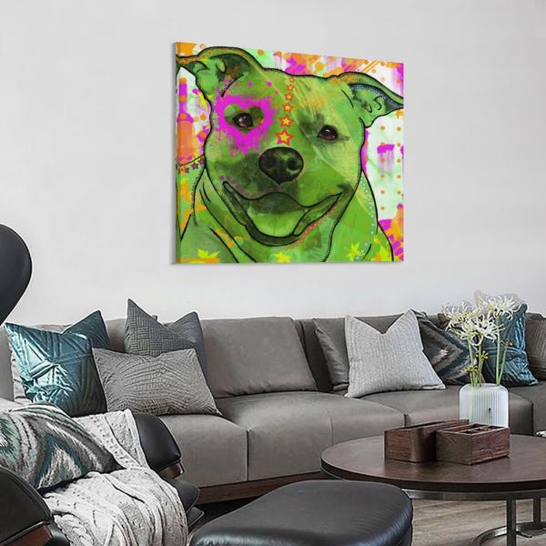 Das Bild von Angel hängt im Wohnzimmer an der Wand. Dvor steht ein großes, graues Sofa mit vielen grauen und türkisfarbenen Kissen. Im Vordergrund steht ein runder Couchtisch