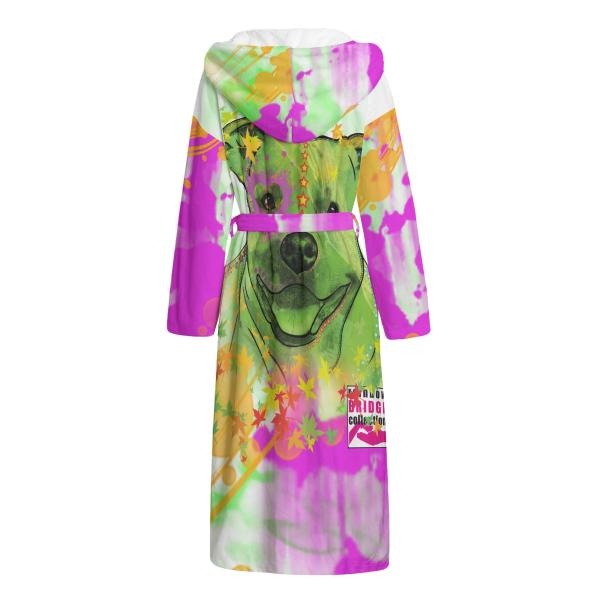 Entdecke deinen neuen Lieblings-Bademantel! Mit dem bunten Hundemotiv Angel, super softem Flanell und einer gemütlichen Kapuze bist du nach dem Schwimmen, Baden oder Saunagang perfekt eingekuschelt. Stylisch, bequem und einfach zum Verlieben – gönn dir de