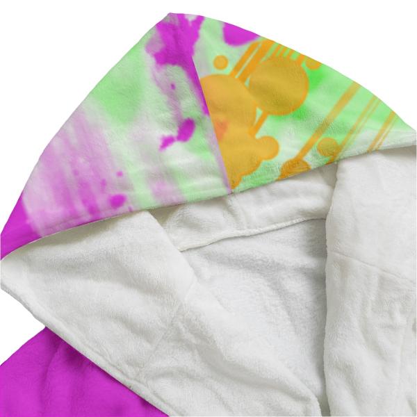 Entdecke deinen neuen Lieblings-Bademantel! Mit dem bunten Hundemotiv Angel, super softem Flanell und einer gemütlichen Kapuze bist du nach dem Schwimmen, Baden oder Saunagang perfekt eingekuschelt. Stylisch, bequem und einfach zum Verlieben – gönn dir de