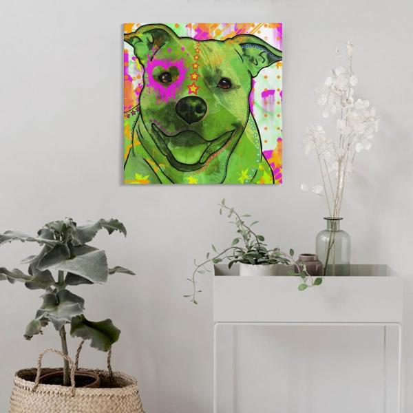 Das Bild von Angel hängt in einem Flur an der Wand. Davor steht rechts ein weißs Sideboard mit einer Vase und einer weißen Blume und eine kleine grüne Pflanze. Links im Bild steht eine grüne Pflanze auf dem Boden in einem Korb-Übertopf