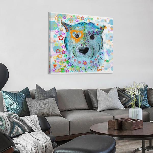 Das Bild von Anton hängt an einer Wand. Davor steht ein großes graues Sofa mit vielen blauen und grauen Kissen