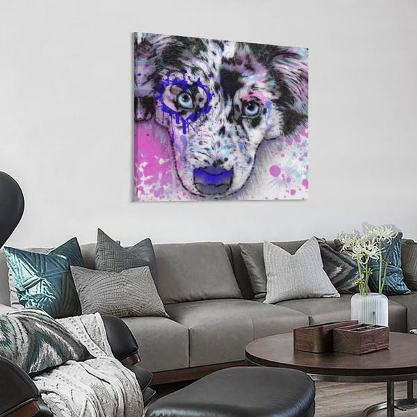 Bild von Aussie hängt an der Wand, davor steht ein graues, großes Sofa mit vielen Kissen
