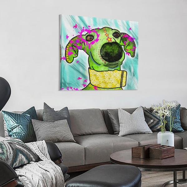 Das Bild von Sienna hängt an einer Wand. Davor steht ein großes graues Sofa mit vielen grauen und türkisen Sofkissen