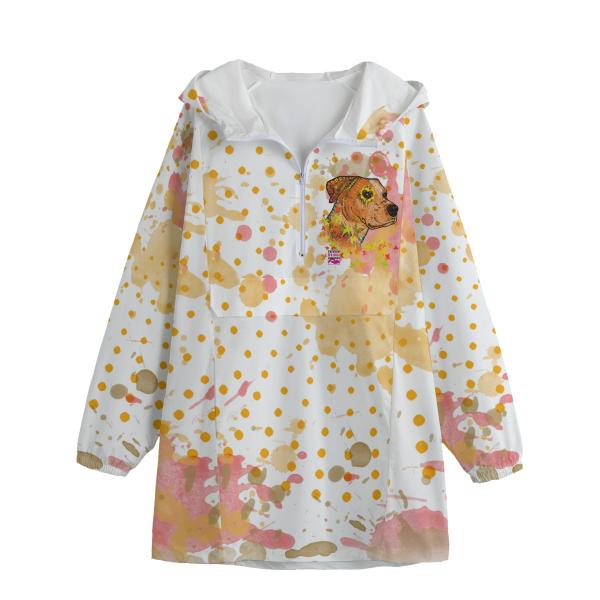 Regenjacke von vorne mit Hundemotiv Hazel vorne auf Herzhöhe