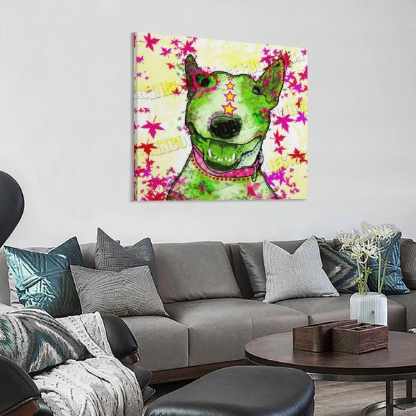 Das Bild von Bärbel hängt in einem Wohnzimmer an der Wand. davor steht ein großes, graues Sofa mit vielen grauen und petrol-farbenen Kissen. Im Vordergrund steht ein runder, brauner Couchtisch