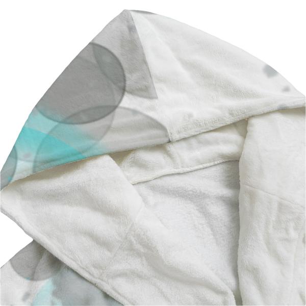 Entdecke deinen neuen Lieblings-Bademantel! Mit dem bunten Hundemotiv Dina, super softem Flanell und einer gemütlichen Kapuze bist du nach dem Schwimmen, Baden oder Saunagang perfekt eingekuschelt. Stylisch, bequem und einfach zum Verlieben – gönn dir den