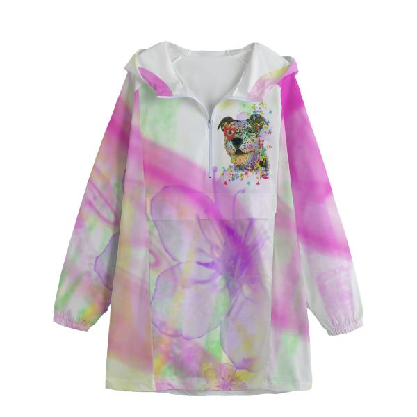 Regenjacke von vorne mit Hundemotiv Hazel vorne auf Herzhöhe