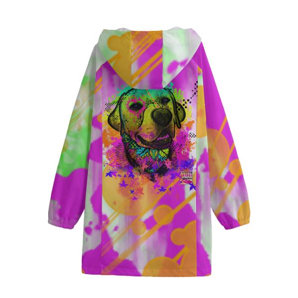 Die Regenjacke zeigt auf der Rückseite Leo! Die Jacke ist in  Magenta-Lila-orange