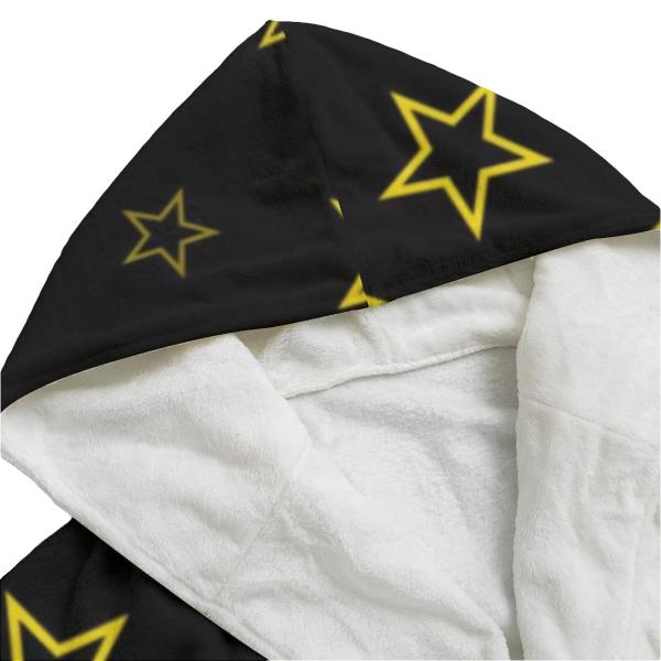 Entdecke deinen neuen Lieblings-Bademantel! Mit dem bunten Hundemotiv Motte1, super softem Flanell und einer gemütlichen Kapuze bist du nach dem Schwimmen, Baden oder Saunagang perfekt eingekuschelt. Stylisch, bequem und einfach zum Verlieben – gönn dir d
