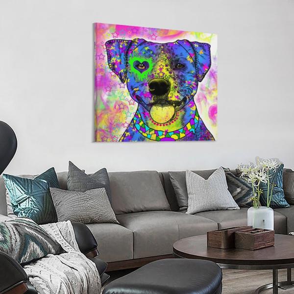 Das Hundebild Tayra hängt an einer Wand, davor steht ein großes, graues Sofa mit vielen grauen und türkisen Sofakissen