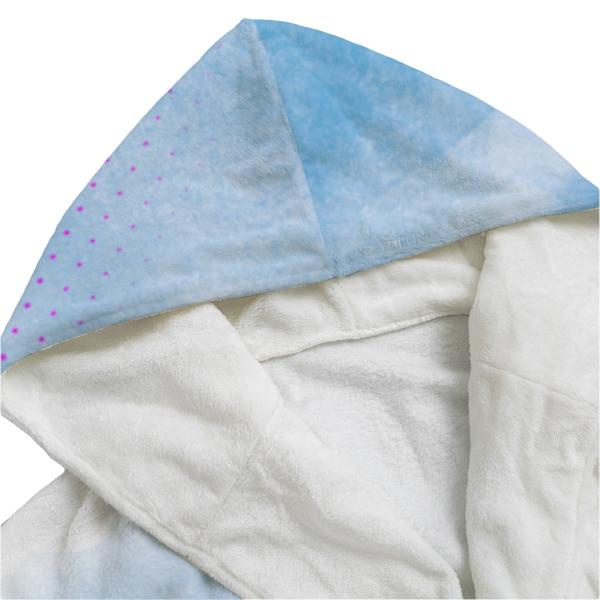 Entdecke deinen neuen Lieblings-Bademantel! Mit dem bunten Hundemotiv Tayra, super softem Flanell und einer gemütlichen Kapuze bist du nach dem Schwimmen, Baden oder Saunagang perfekt eingekuschelt. Stylisch, bequem und einfach zum Verlieben – gönn dir de