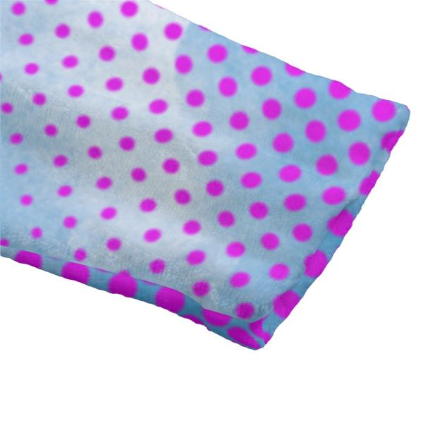 Entdecke deinen neuen Lieblings-Bademantel! Mit dem bunten Hundemotiv Tayra, super softem Flanell und einer gemütlichen Kapuze bist du nach dem Schwimmen, Baden oder Saunagang perfekt eingekuschelt. Stylisch, bequem und einfach zum Verlieben – gönn dir de