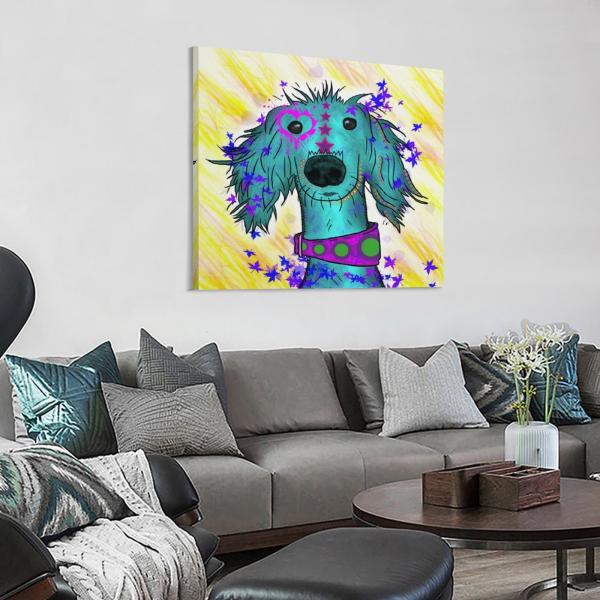 Bild von Hund Toosie. Das Bild hängt an einer Wand davor steht ein großes graues Sofa mit vielen grauen und türkisen Sofakissen
