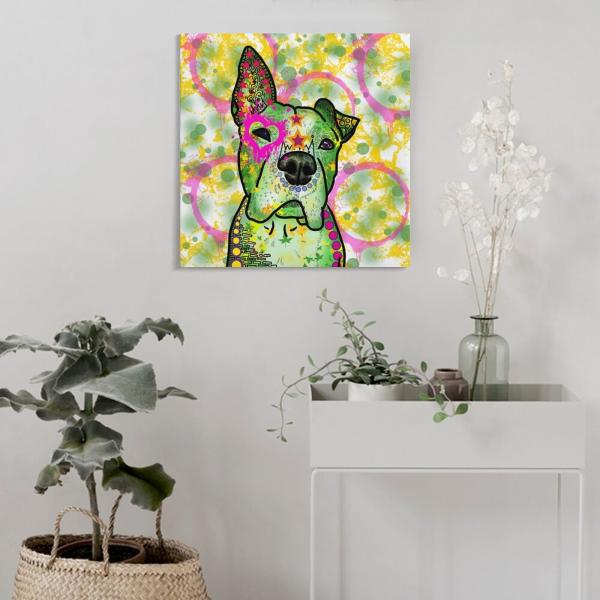 Tyson: Bild von einem Hund in Digitaler Popart, bunt mit dicken Outlines hängt an einer Wand. Davor steht ein runder Tisch mit einer Pflanze drauf und einem Sideboard