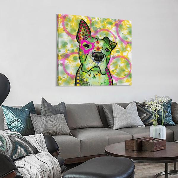 Bild von dem Hund Tyson. Es hängt an einer Wand, davor steht ein großes graues Sofa mit vielen grauen und türkisen Kissen